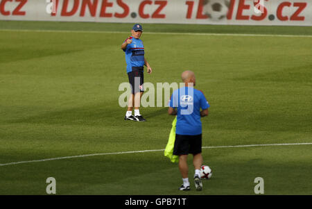 République tchèque Karel Jarolim manager pendant une session de formation à la Generali Arena, à Prague. Banque D'Images