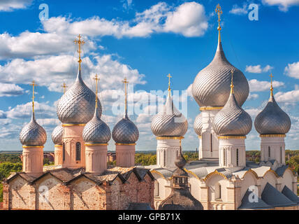 Les dômes d'argent traditionnels de l'Eglise orthodoxe russe de Rostov Kremlin, anneau d'or, Russie Banque D'Images