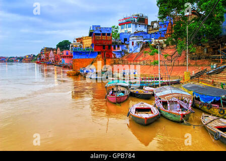 Maisons colorées et de bateaux dans Varanasi sur gange, Inde Banque D'Images