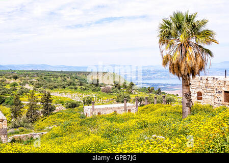 Vue panoramique de Gadara ruines colline en Jordanie. Le site de la ville hellénistique et romain de Gadara donnent sur la mer de Tibériade. Banque D'Images