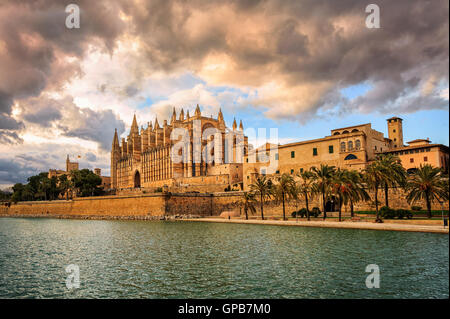 Coucher de soleil sur gothique médiévale La Seu, la cathédrale de Palma de Mallorca, Espagne Banque D'Images