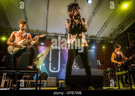 Milan, Italie. 09Th Sep 2016. L'Italien pop rock band Dear Jack photographié sur scène comme ils font à Festa dell'Unitˆ 2016 à Milan, Italie. © Roberto Finizio/Pacific Press/Alamy Live News Banque D'Images