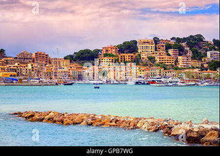 Port de Puerto Soller sur la côte nord de Majorque sur le coucher du soleil, Espagne Banque D'Images