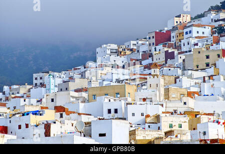 Maisons blanches sur le versant de montagne en ville royale Tétouan près de Tanger, Maroc Banque D'Images