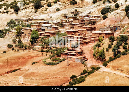 La pierre d'argile rouge dans le village bédouin de l'Atlas, Sahara, Maroc Banque D'Images