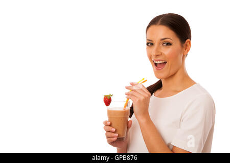 Femme excitée de smoothie aux fruits frais repas sain isolé sur fond blanc. Banque D'Images