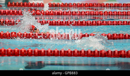 Ioans Ellis, le Pays de Galles fait concurrence dans les garçons 200m dos lors de la troisième journée de l'école 2016 Jeux à Pond's forge, Sheffield. ASSOCIATION DE PRESSE Photo. Photo date : Samedi 3 septembre 2016. Crédit photo doit se lire : Steven Paston/PA Wire Banque D'Images