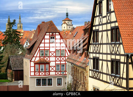 Toits de tuiles rouges traditionnels et maisons à colombages à Rothenburg ob der Tauber, Allemagne Banque D'Images