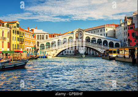 Le Grand Canal et le pont du Rialto, Venise, Italie Banque D'Images