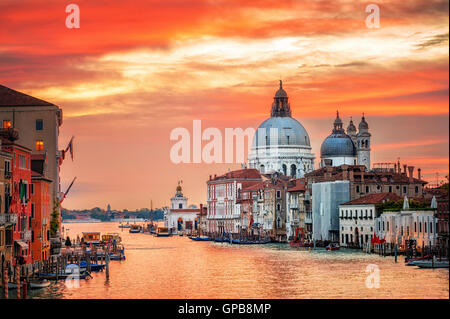 Canal Grande et basilique Santa Maria della Salute sur sunrise, Venise, Italie Banque D'Images
