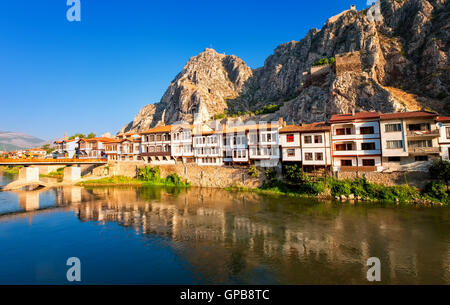 Maisons ottomanes traditionnelles se reflétant dans la rivière, Amasya, Turquie Banque D'Images