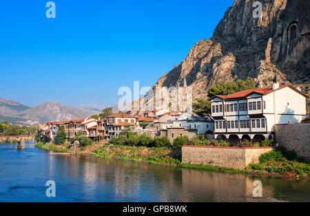 Bien préservé de l'architecture ottomane et du pont vieux rois des tombes dans Amasya, Anatolie centrale, Turquie Banque D'Images