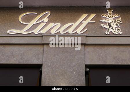 Logo Lindt sur un mur. Chocolatier Suisse Lindt est une entreprise de confiserie et Banque D'Images