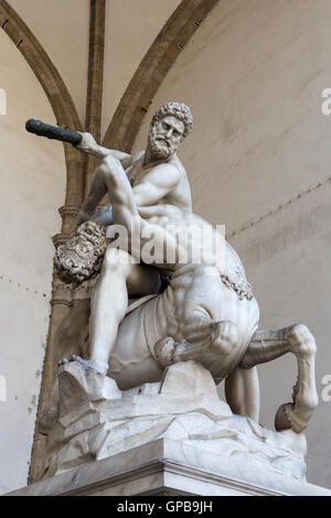 Statue d'Hercule et de nessus dans la Loggia dei Lanzi à Florence, Italie Banque D'Images