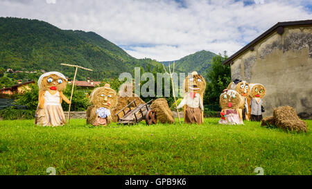 Les gros agriculteurs, typique de la famille des marionnettes poupées de paille() faite de balles de foin avec des vêtements traditionnel paysan dans l'Europe de l'automne. Banque D'Images