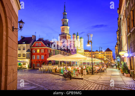 Place principale de la vieille ville de Poznan, Pologne sur une journée d'été en soirée. Banque D'Images