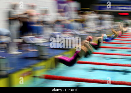 Concurrents dans le Women's 400m quatre nages équipe au cours de la troisième journée de l'école 2016 Jeux à Pond's forge, Sheffield. ASSOCIATION DE PRESSE Photo. Photo date : Samedi 3 septembre 2016. Crédit photo doit se lire : Steven Paston/PA Wire Banque D'Images