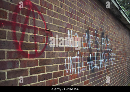 Symbole de l'anarchie à côté de 'Personne n'est en sécurité jusqu'à ce que tous sont libres" peint sur le mur à Bethnal Green, l'Est de Londres. Banque D'Images