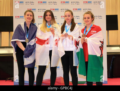 (De gauche à droite) Ecosse de Mhairi Mclaughlin (argent), en Angleterre, Amy Accueil (or) et l'Angleterre les médaillés de bronze Alice Campbell et Heulwen Hill au cours de la cérémonie de remise des médailles pour le fleuret féminin sur la journée sur trois des 2016 Jeux de l'école à l'Université de Loughborough, Loughborough Banque D'Images