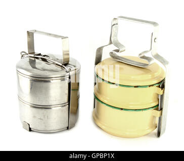 Et l'argent métal tiffin, contenant des aliments sur fond blanc Banque D'Images