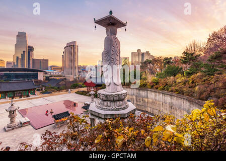 Coucher de soleil au temple de Bongeunsa centre-ville dans la ville de Séoul, Corée du Sud Banque D'Images