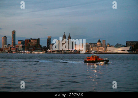 Front de mer de Liverpool au crépuscule avec bateau-pilote de Liverpool Banque D'Images