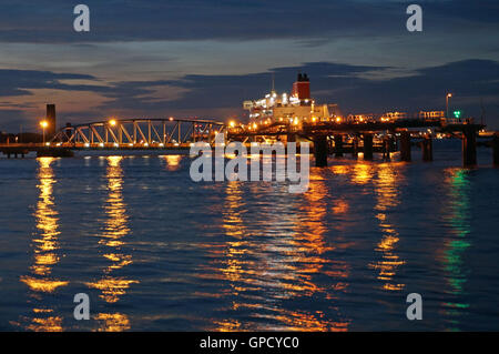 Roll-on roll-off à Birkenhead Ferry de nuit Banque D'Images