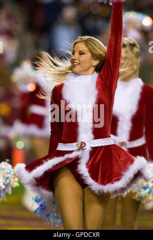 Redskins de Washington cheerleaders à santa uniformes. les Redskins de Washington a défait les Philadelphia Eagles 10-3 dans un match de football américain NFL tenue au fedex field à landover, Maryland le dimanche, Décembre 21, 2008. Banque D'Images