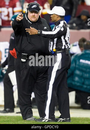 Philadelphia Eagles l'entraîneur-chef Andy Reid parle avec un fonctionnaire au cours de la jeu de Washington. Les Redskins de Washington a défait les Philadelphia Eagles 10-3 dans un match de football américain NFL tenue au Fedex Field à Landover, Maryland le Dimanche, Décembre 21, 2008. Banque D'Images