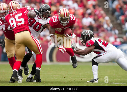 11 octobre, 2009 ; San Francisco, CA, USA ; San Francisco 49ers en marche arrière (29) Café Glen passé géant Atlanta Falcons défensive fin Lawrence Sidbury (90) dans le deuxième trimestre à Candlestick Park. Atlanta a remporté 45-10. Banque D'Images