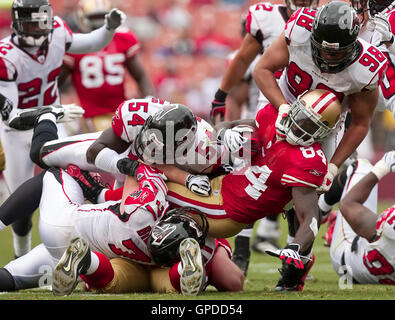11 octobre, 2009 ; San Francisco, CA, USA ; San Francisco 49ers le receveur Josh Morgan (84) est abordé par Atlanta Falcons défensive fin Jamaal Anderson (98), Stephen linebacker Nicholas (54), et défensive fin Kroy Biermann (71) au quatrième trimestre à Banque D'Images