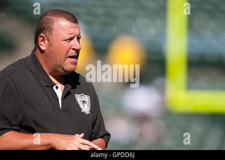 25 octobre, 2009 ; Oakland, CA, USA ; l'entraîneur-chef Tom raiders d'Oakland câble avant le match contre les new york jets à Oakland-Alameda County Coliseum. new york oakland défait 38-0. Banque D'Images