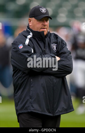 Décembre 13, 2009 ; Oakland, CA, USA ; l'entraîneur-chef Tom Raiders d'Oakland câble avant le match contre les Redskins de Washington à Oakland-Alameda County Coliseum. Oakland 34-13 Washington défait. Banque D'Images