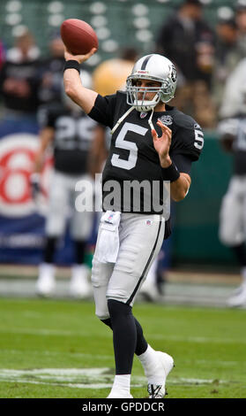 Décembre 13, 2009 ; Oakland, CA, USA ; Oakland Raiders quarterback bruce gradkowski (5) avant le match contre les Redskins de Washington à Oakland-Alameda County Coliseum. Washington défait oakland 34-13. Banque D'Images