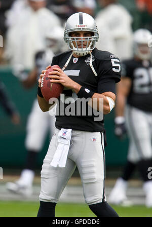 Décembre 13, 2009 ; Oakland, CA, USA ; Oakland Raiders quarterback bruce gradkowski (5) avant le match contre les Redskins de Washington à Oakland-Alameda County Coliseum. Washington défait oakland 34-13. Banque D'Images