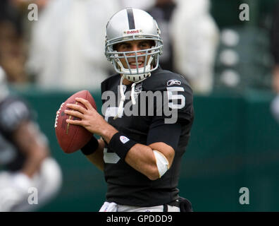 Décembre 13, 2009 ; Oakland, CA, USA ; Oakland Raiders quarterback bruce gradkowski (5) avant le match contre les Redskins de Washington à Oakland-Alameda County Coliseum. Washington défait oakland 34-13. Banque D'Images