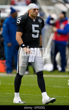 Décembre 13, 2009 ; Oakland, CA, USA ; Oakland Raiders quarterback bruce gradkowski (5) avant le match contre les Redskins de Washington à Oakland-Alameda County Coliseum. Washington défait oakland 34-13. Banque D'Images