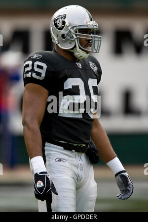 Décembre 13, 2009 ; Oakland, CA, USA ; Oakland Raiders running back Michael Bush (29) avant le match contre les Redskins de Washington à Oakland-Alameda County Coliseum. Oakland 34-13 Washington défait. Banque D'Images