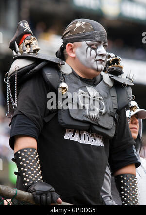 13 décembre 2009 ; Oakland, CALIFORNIE, États-Unis; un fan des Raiders d'Oakland regarde le match lors du deuxième quart-temps contre les Redskins de Washington au Oakland-Alameda County Coliseum. Washington bat Oakland 34-13. Banque D'Images