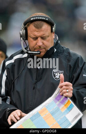 13 décembre 2009 ; Oakland, CALIFORNIE, États-Unis; Tom Cable, entraîneur-chef des Raiders d'Oakland, lit sa carte de jeu lors du premier quart-temps contre les Redskins de Washington au Oakland-Alameda County Coliseum. Banque D'Images