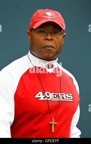 Le 12 septembre 2010, Seattle, WA, USA, San Francisco 49ers l'entraîneur-chef Mike Singletary entre dans le champ avant le match contre les Seahawks de Seattle à Qwest Field. Banque D'Images