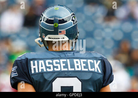 Le 12 septembre 2010, Seattle, WA, USA, Seattle Seahawks Quarterback Matt Hasselbeck (8) se réchauffe avant le match contre les San Francisco 49ers à Qwest Field. Banque D'Images