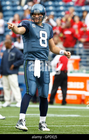 Le 12 septembre 2010, Seattle, WA, USA, Seattle Seahawks quarterback matt hasselbeck (8) se réchauffe avant le match contre les san Francisco 49ers à Qwest Field. Banque D'Images