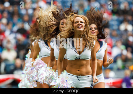 12 septembre 2010 ; Seattle, WA, États-Unis ; les cheerleaders des Seahawks de Seattle jouent avant le match contre les 49ers de San Francisco au Qwest Field. Banque D'Images