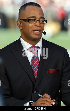 20 septembre, 2010 ; San Francisco, CA, USA ; commentateur ESPN Stuart Scott avant le match entre les San Francisco 49ers et les New Orleans Saints à Candlestick Park. Banque D'Images