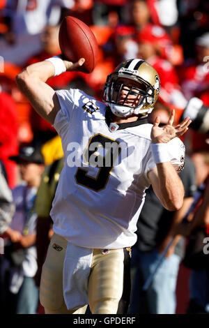 20 septembre 2010 ; San Francisco, CA, États-Unis; le quarterback des Saints de la Nouvelle-Orléans Drew Brees (9) se réchauffe avant le match contre les 49ers de San Francisco au Candlestick Park. Banque D'Images