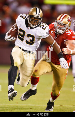 20 septembre, 2010 ; San Francisco, CA, USA, New Orleans Saints d'utiliser de nouveau pierre Thomas (23) joncs passé san Francisco 49ers attaquer défensif justin smith (94) au cours du troisième trimestre à candlestick park. La nouvelle orléans défait 25-22 san francisco. Banque D'Images