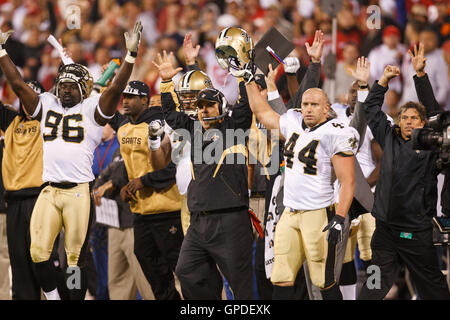 20 septembre, 2010 ; San Francisco, CA, USA, New Orleans Saints l'entraîneur-chef Sean Payton et défensive fin Alex Brown (96) et d'utiliser de nouveau Heath Evans (44) célébrer en marge après kicker Garrett Hartley (pas sur la photo) a lancé le jeu large domaine Banque D'Images