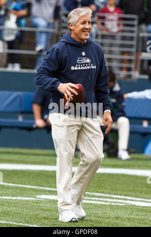 Septembre 26, 2010 ; Seattle, WA, USA ; l'entraîneur-chef Seattle Seahawks Pete Carroll pendant l'échauffement avant de l'onduleur le match contre les Chargers de San Diego au Qwest Field. Banque D'Images