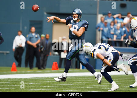 26 septembre 2010 ; Seattle, WA, États-Unis ; Matt Hasselbeck (8), quarterback des Seattle Seahawks, lance la balle devant Walter Thurmond (28), cornerback des Seattle Seahawks, au cours du premier quart-temps à Qwest Field. Banque D'Images